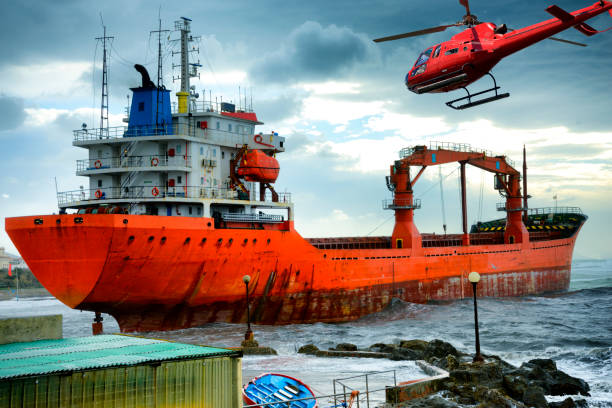 servicio de rescate por accidente en un barco - storm sailing ship sea shipwreck fotografías e imágenes de stock