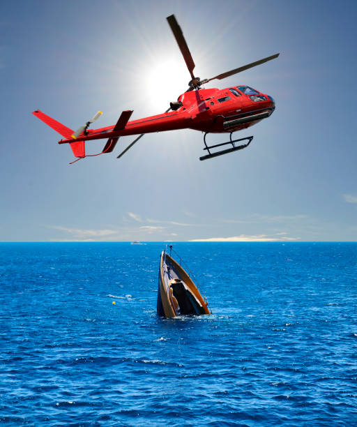 servicio de rescate por accidente en un barco - storm sailing ship sea shipwreck fotografías e imágenes de stock