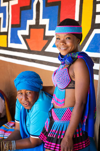 mujeres zulúes - south africa zulu bead african descent fotografías e imágenes de stock