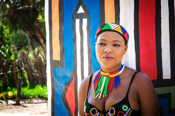 zulu mujer - south africa zulu bead african descent fotografías e imágenes de stock