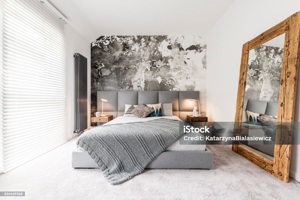Dormitorio con gran espejo de madera - Foto de stock de Dormitorio - Habitación libre de derechos