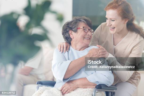환자와 간병인 함께 시간을 보내고 노인에 대한 스톡 사진 및 기타 이미지 - 노인, 노인 남자, 보살핌