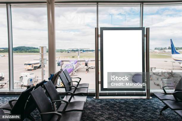 Cartelera En Blanco En El Aeropuerto Foto de stock y más banco de imágenes de Aeropuerto - Aeropuerto, Póster, Anuncio