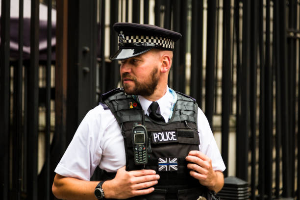 policiers armés à l’extérieur de downing street à londres centrale - whitehall street downing street city of westminster uk photos et images de collection