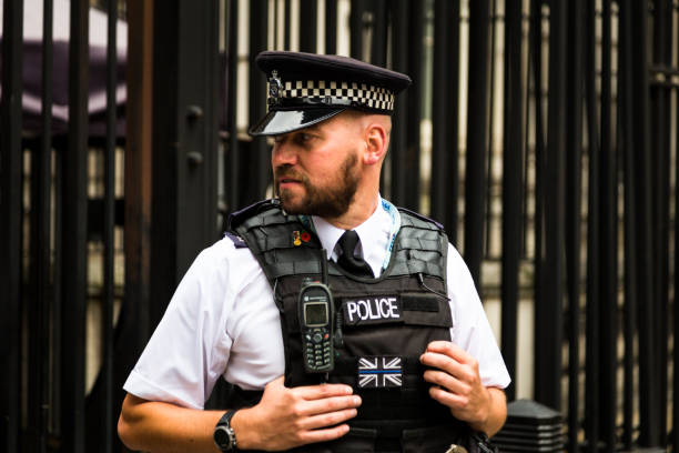 polizia armata fuori downing street nel centro di londra, regno unito - whitehall street downing street city of westminster uk foto e immagini stock