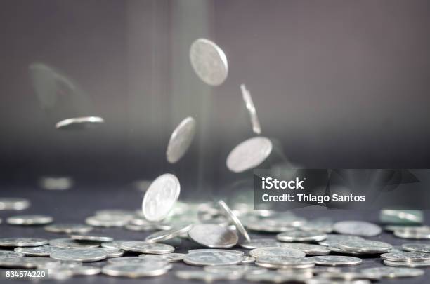 Lluvia De Monedas De Plata Foto de stock y más banco de imágenes de Abstracto - Abstracto, Actividades bancarias, Agua