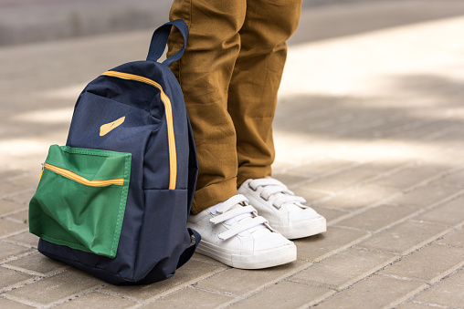 tiro corto de estilo colegial con mochila en la calle photo