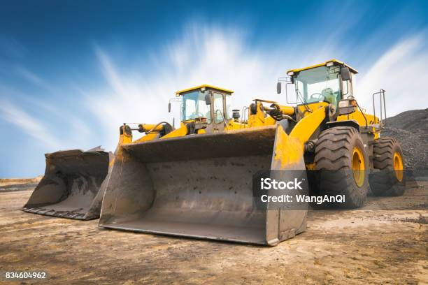 Bulldozer Auf Einer Baustelle Stockfoto und mehr Bilder von Traktor - Traktor, Ausrüstung und Geräte, Schwer