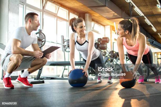 Zwei Sportliche Mädchen Trainieren Fitness Bälle Zwar Ihre Fitnesstrainer Die Verfolgung Der Fortschritte Auf Zwischenablage Stockfoto und mehr Bilder von Fitness-Trainer