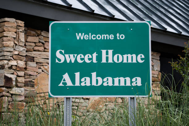 istock Welcome to Alabama Sign Horizontal 834647978