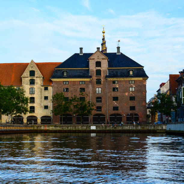 istock Old architecture on a canal bank in Copenhagen, Denmark 834670466