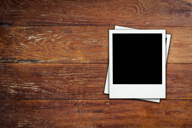 leeg frame foto op hout achtergrond met ruimte. - tafel fotos stockfoto's en -beelden