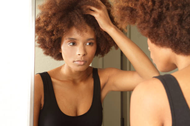 若いアフリカ系アメリカ人女性の鏡で仕事の準備 - mirror women getting dressed dress ストックフォトと画像