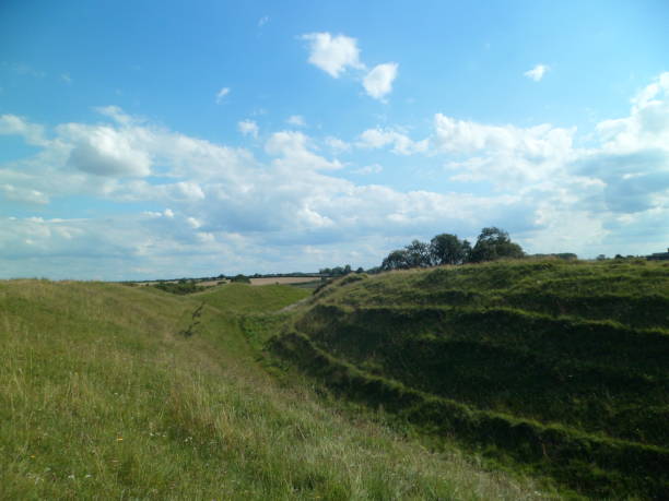 eisenzeit erdarbeiten rund um wallburg - icener/roman - hillfort stock-fotos und bilder