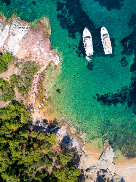 aerial view of sandy beach, clear turquoise water and yachts - beautiful tree day rock imagens e fotografias de stock