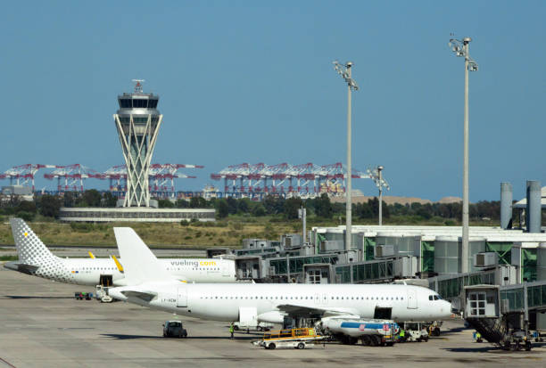 avion à l’aéroport de barcelone-el prat, catalogne, espagne - port de barcelona catalonia spain barcelona city photos et images de collection