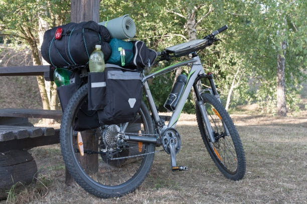 bicicleta de montaña con alforjas en el día de verano. - saddlebag fotografías e imágenes de stock