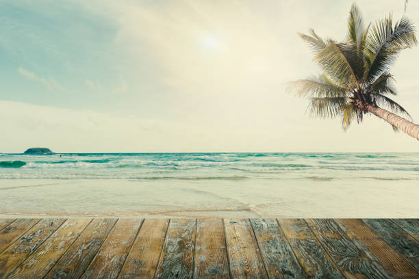 piso de madera en la playa - spaciousness fotografías e imágenes de stock