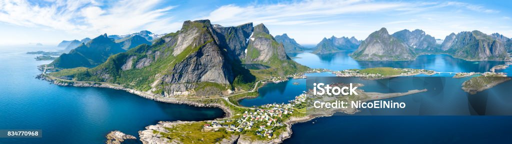 Vista panorâmica aérea de Reine, Lofoten, Noruega, ensolarado de Verão do Ártico - Foto de stock de Noruega royalty-free