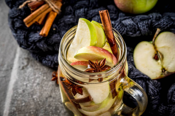 infundido água de maçã com especiarias - apple red fruit water - fotografias e filmes do acervo