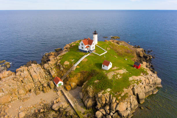 cape neddick lighthouse, york, me, estados unidos - york harbor fotografías e imágenes de stock