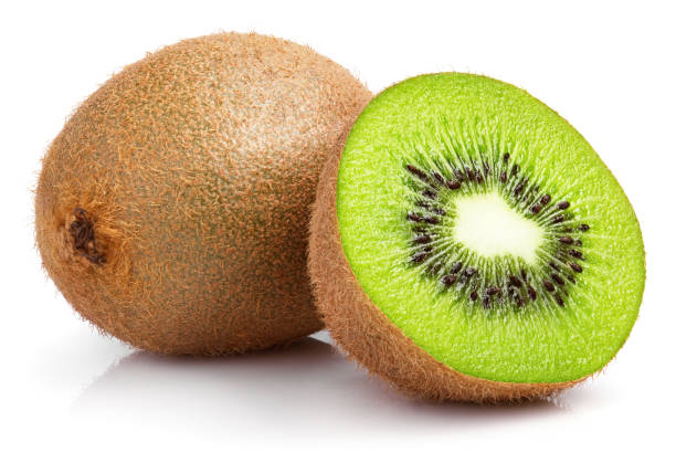 ganze kiwi oder eine halbe kiwifrucht auf weiß - dessert fotos stock-fotos und bilder
