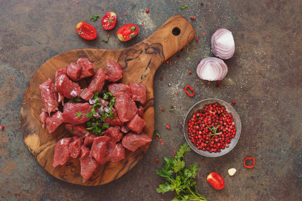 fresco crudo picado carne angus en una tabla para cortar madera - beef stew fotografías e imágenes de stock