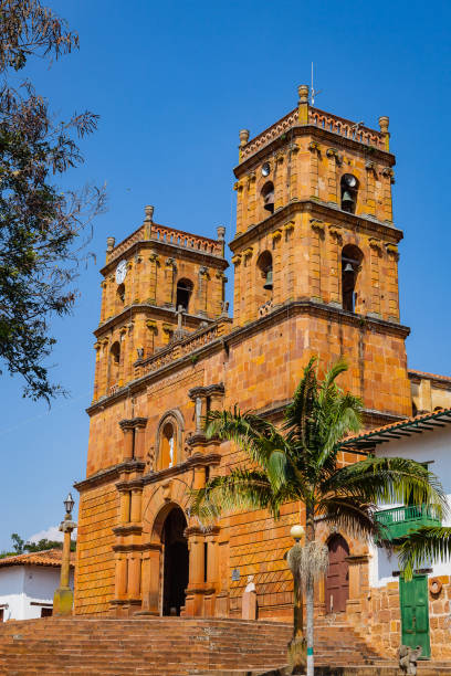 barichara, colômbia - a frente da histórica catedral na praça da cidade 300 anos de idade, na cordilheira dos andes - cross processed fotos - fotografias e filmes do acervo