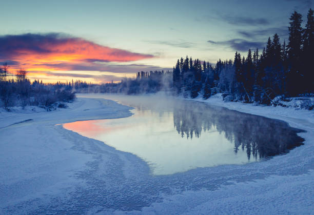 cielo vibrante riflesso nel ghiaccio in alaska - winter river foto e immagini stock