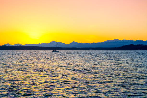 sonnenuntergang über berge - snohomish county stock-fotos und bilder