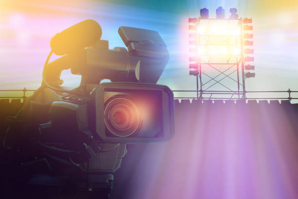 kamera wideo na stadionie do robienia wiadomości sportowych lub na żywo w telewizji - sports venue zdjęcia i obrazy z banku zdjęć