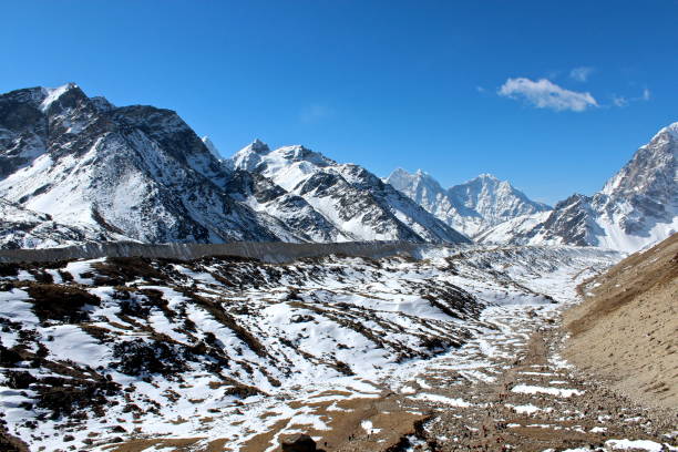 paisagem de montanha do himalaia - kala pattar - fotografias e filmes do acervo