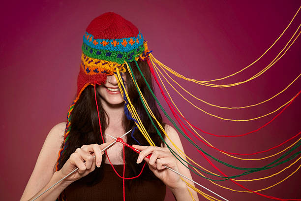 lady tricotar no seu próprio chapéu - tricotar imagens e fotografias de stock