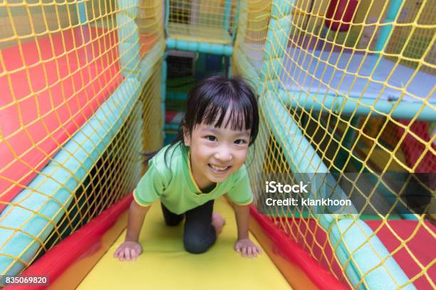 Foto de Menina Chinesa Asiática Jogar Slide e mais fotos de stock de Interior - Interior, Parque infantil, Escorregador