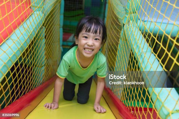 Foto de Menina Chinesa Asiática Jogar Slide e mais fotos de stock de Alegria - Alegria, Andar na Ponta do Pé, Asiático e indiano