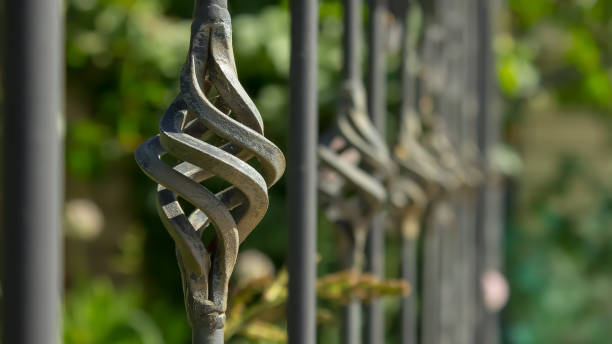 uma bela cerca forjada, um close-up do elemento metal - iron fence - fotografias e filmes do acervo