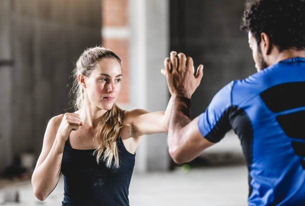 sportlerin mit trainer üben - verteidigen stock-fotos und bilder