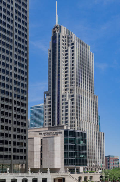 nbc tower in chicago - nbc chicago vertical built structure imagens e fotografias de stock