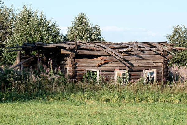 istock Abandoned old house in Russian village 835173878