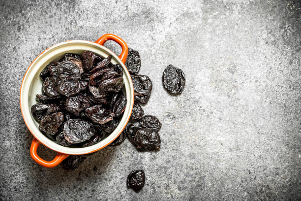 prunes in a bowl. - 7963 imagens e fotografias de stock