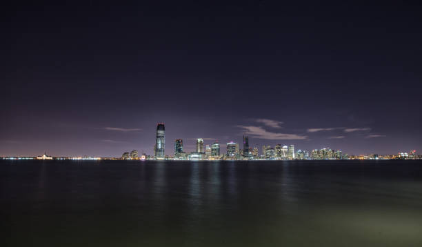 new jersey skyline w nocy - york harbor zdjęcia i obrazy z banku zdjęć