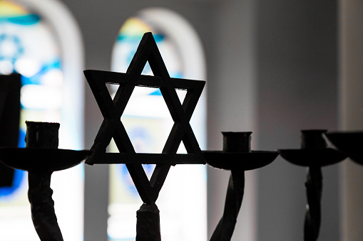 Cerca de la silueta de la estrella de David dentro de la sinagoga judía photo