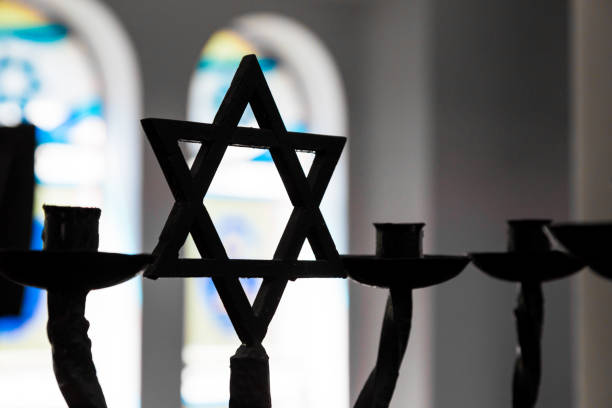 gros plan de la silhouette de l’étoile de david à l’intérieur de la synagogue juive - judaism photos et images de collection