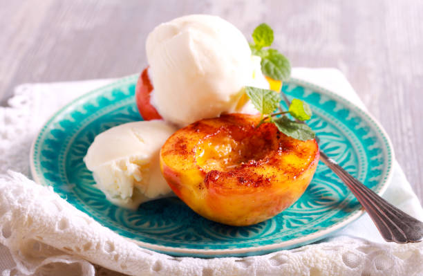 melocotones a la parrilla y postre helado - dessert grilled peaches peach fotografías e imágenes de stock
