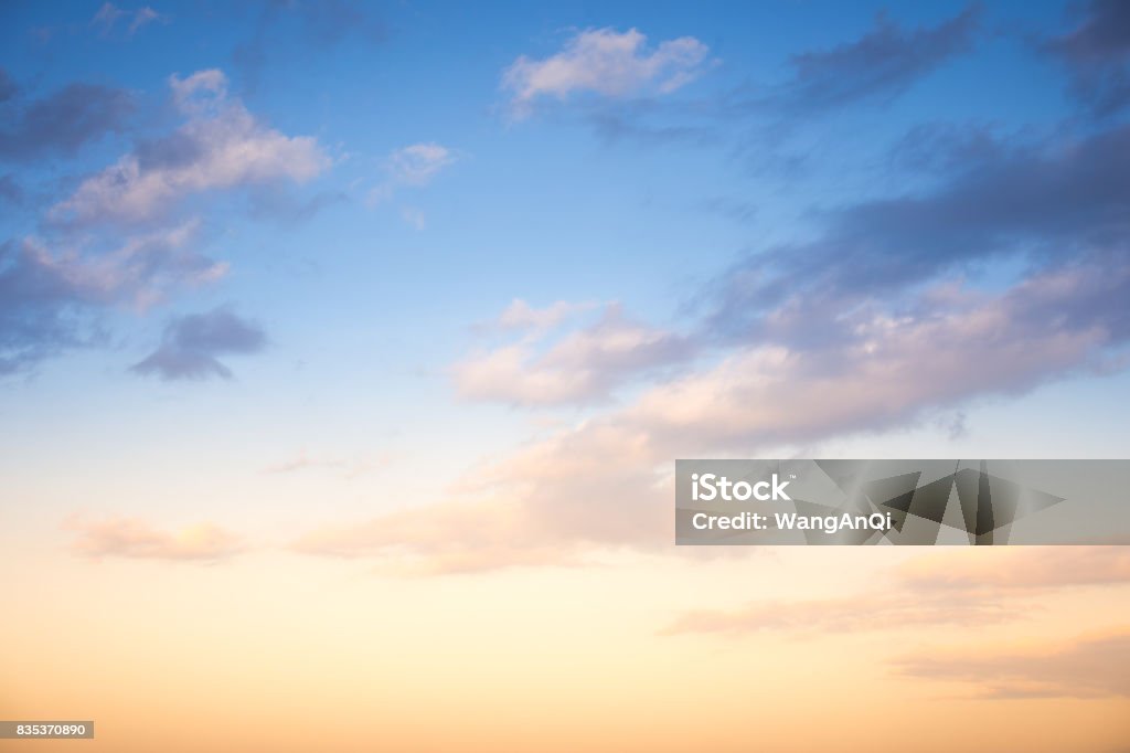 Puesta de sol y el amanecer de nubes con los rayos de luz ambiental y otros efectos - Foto de stock de Cielo libre de derechos