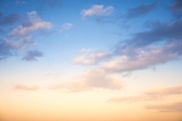puesta de sol y el amanecer de nubes con los rayos de luz ambiental y otros efectos - anochecer fotografías e imágenes de stock