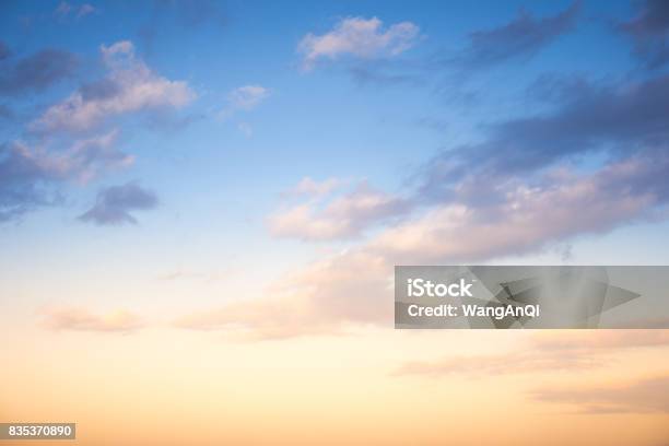 Tramonto Alba Con Nuvole Raggi Di Luce E Altri Effetti Atmosferici - Fotografie stock e altre immagini di Cielo
