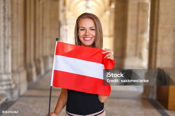 Junge Frau Lächeln Mit Österreichischer Flagge Stockfoto und mehr Bilder von Österreich - Österreich, Eine Frau allein, Menschliches Gesicht