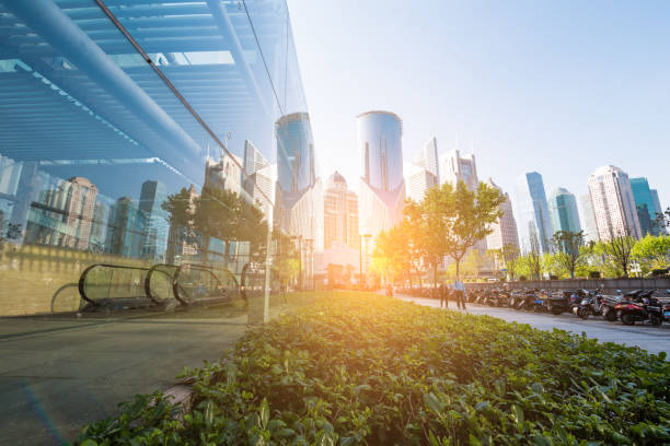 vista panoramica e prospettica inferiore ai grattacieli di grattacieli in vetro in acciaio, concetto di business di architettura industriale di successo - glass facade copy space skyscraper foto e immagini stock