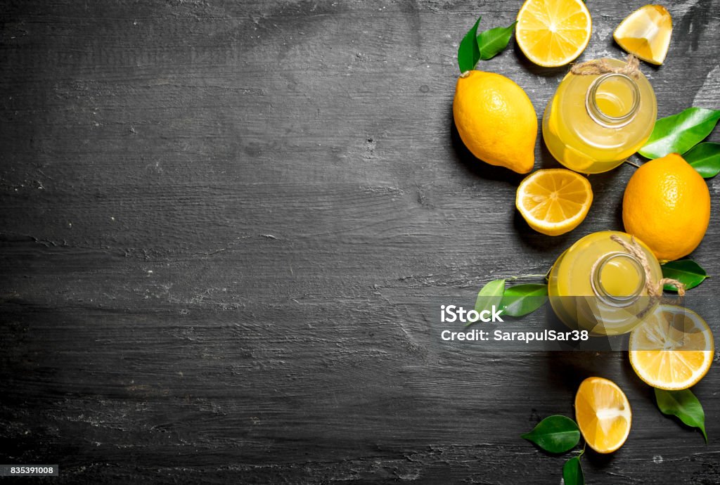 Kalte frische Limonade mit Scheiben von reifen Zitronen. - Lizenzfrei Limonade Stock-Foto